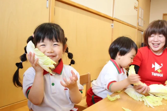 【もぐもぐDAY🍴 つぼみ・はな組】

今回のもぐもぐDAYは白菜の食育体験を行いました🌱
つぼみ組は白菜を抱っこして、はな組では給食で使う白菜をちぎってもらいました！
最初は恐る恐るの様子もありましたが、触ってみると楽しそうに積極的に取り組んでいましたよ💪🏻

これから1年間、楽しいもぐもぐDAYになるように私たちもぐもぐキッチンも頑張ります✨

#淡水幼稚園
#たんすいようちえん
#幼稚園
#保育園
#たんすい保育園
#たんすい和白保育園
#たんすい
#tansui
#tansuiyouchien
#福岡市博多区
#fukuoka
#kindergarten
#たんすいfamilia保育園 
#企業主導型保育園 
#たんすいケアルーム
#病児病後児保育
#児童発達支援事業所
#たんすいWAYルーム
#淡水さわら幼稚園
#もぐもぐDAY
#食育
#食育体験
#白菜
