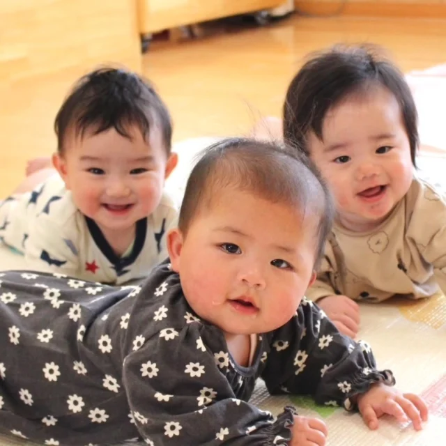 【ふたば組】

この春、9人の元気なかわいいお友だちが入園して2週間が経ちました🌱

子ども達の元気な泣き声でとっても賑やかだった朝のふたば組も、少しずつ落ち着いてきましたよ✨
製作やお散歩をしたり、絵本や音楽に触れたり、毎日たくさんの経験をしています🌷
まだまだ泣いてしまうこともありますが、先生やお友だち、新しい環境にも少しずつ慣れてきて、こ〜んなにかわいい笑顔を見せてくれるようになりました🌷
みんながにこにこ笑顔でいられる時間を少しでも増やせるように、先生たちもっともっとがんばります！

これから１年間、先生やお友だちといっしょに楽しい思い出をたくさん作りましょうね！✨

#淡水幼稚園
#たんすいようちえん
#幼稚園
#保育園
#たんすい保育園
#たんすい和白保育園
#たんすいfamilia保育園
#tansui
#tansuiyouchien
#福岡市博多区
#fukuoka
#kindergarten
#たんすいケアルーム
#病児病後児保育
#児童発達支援事業所
#たんすいWAYルーム
#ふたば組
#0歳児
#慣らし保育
#散歩
#ボール遊び
#感触遊び