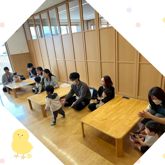 【ぴよぴよランド】
1歳児親子教室「ぴよぴよランド」の
入会式でした。

初めての親子製作では、お花にニコニコの
シールを貼りました。

音楽が流れてくると体をゆらゆら可愛く揺らしたり、手を叩いたり、かわいい姿がたくさん見られましたよ。
これからの、みんなの成長が楽しみです♪

#淡水幼稚園#たんすいようちえん #幼稚園#保育園#たんすい保育園#たんすい和白保育園#たんすい#tansui#tansuiyouchien #福岡市博多区#fukuoka#kindergarten 
#未就園児教室#1歳児
