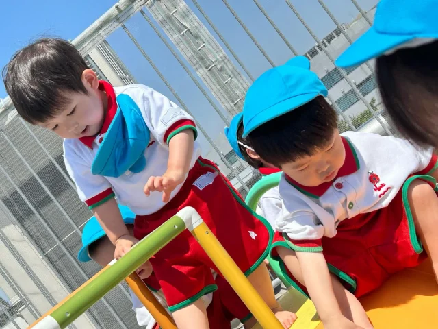 動きやすい季節になりましたね☀️✨
晴天の青空のなか、太陽に負けない笑顔でつぼみ組さんは外遊びを楽しみましたよ😊

すべり台はとても人気で子どもたちは何度も楽しそうに滑っていました🥰❤️

#淡水幼稚園
#たんすいようちえん
#幼稚園
#保育園
#たんすい保育園
#たんすい和白保育園
#たんすいfamilia保育園
#tansui
#tansuiyouchien
#福岡市博多区
#fukuoka
#kindergarten
#たんすいケアルーム
#病児病後児保育
#児童発達支援事業所
#淡水幼稚園
#たんすいようちえん
#幼稚園
#保育園
#たんすい保育園
#たんすい和白保育園
#たんすいfamilia保育園
#tansui
#tansuiyouchien
#福岡市博多区
#fukuoka
#kindergarten
#たんすいケアルーム
#病児病後児保育
#児童発達支援事業所
#たんすいWAYルーム 
#外あそび
#そとあそび
#外遊び
#晴れ
#はれ
#にこにこ
#ニコニコ
#笑顔
#えがお
#滑り台
#すべり台
#楽しい
#楽しかった