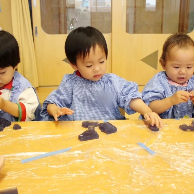 【もぐもぐDAY】
今回のもぐもぐDAYは寒天を使った感触遊びを行いました！食品を使っているので安全に遊ぶことができました🎵始めは戸惑う姿も見られましたが、慣れてくると観察したり、握りながらそれぞれ楽しんでいました。

#感触遊び
#寒天で感触遊び
#淡水幼稚園
#たんすいようちえん
#幼稚園
#保育園
#たんすい保育園
#たんすい和白保育園
#たんすいfamilia保育園
#淡水さわら幼稚園
#tansui
#tansuiyouchien
#福岡市博多区
#fukuoka
#kindergarten
#たんすいケアルーム
#病児病後児保育
#児童発達支援事業所
#たんすいWAYルーム