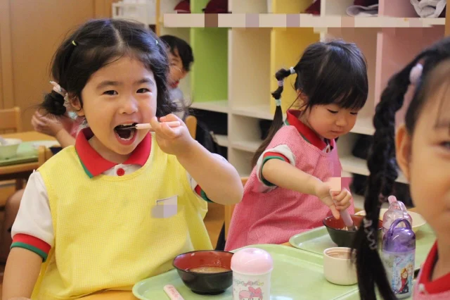 【はな組 給食・もぐもぐDAY】
とても暑い日が続いていますが、はな組さんも夏の暑さにも負けず元気に過ごしていますよ☀️

食べることが大好きなはな組さん。
「今日の給食なにかな？」と楽しみにしている姿がとても可愛らしいです💕
スプーンやフォークを使ってご飯を食べたり、給食セットを片付けたり…水筒のお茶も注ぐことが出来ます😊

はな組さんが育てているトマトも大きくなってきましたよ🍅
これからもごはんをモリモリたべて元気に過ごしましょうね💪🏻✨

#淡水幼稚園
#たんすいようちえん
#幼稚園
#保育園
#たんすい保育園
#たんすい和白保育園
#たんすいfamilia保育園
#tansui
#tansuiyouchien
#福岡市博多区
#fukuoka #kindergarten
#たんすいケアルーム
#病児病後児保育
#児童発達支援事業所
#たんすいWAYルーム
#淡水さわら幼稚園
#はな組
#2歳児
#給食
#もぐもぐDAY