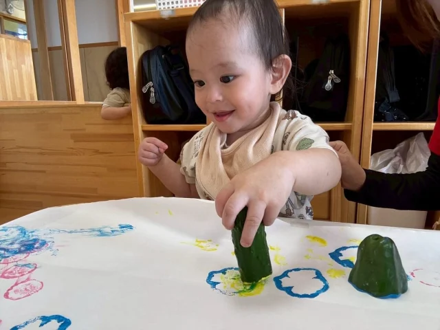 【もぐもぐDAY 全クラス】
○つぼみ・はな組
　「まっしろ　しろくま」の絵本を読みました。絵本の中に出てくる食べ物に興味津々で聞いてくれました。お家でも白い食べ物をお子さんと一緒に探してみてくださいね🥚🍦🥛

○ふたば組
　夏野菜を使って野菜スタンプをしましたよ^ ^ピーマン、ヤングコーン、きゅうりの3種類を今回使いました。スタンプを押したときの形の違いを楽しみました🫑🌽🥒

#淡水幼稚園
#たんすいようちえん
#幼稚園
#保育園
#たんすい保育園
#たんすい和白保育園
#たんすい
#tansui
#tansuiyouchien
#福岡市博多区
#fukuoka
#kindergarten
#たんすいfamilia保育園 
#企業主導型保育園 
#たんすいケアルーム
#病児病後児保育
#児童発達支援事業所
#たんすいWAYルーム
#淡水さわら幼稚園
#もぐもぐDAY
#食育
#食育体験
#絵本
#野菜スタンプ 
#歯と健康