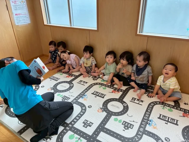 【運動会練習 ふたば組】
運動会まで残り約3週間となりましたね！
ふたば組さんは今回初めての運動会🎌🏃💨
少しずつ朝の会でお話を聞くことも上手になってきたお友だちは、階段を一生懸命のぼり、広いホールで運動会に向けて練習を頑張っています⭐️
何やら楽しそうなことをしていますね…🎶当日の楽しみにしていてくださいね💗

そんな練習の合間にも楽しく遊んでいますよ🌱先日は、スポンジで作ったボールで遊んでみました！なんだか、応援してくれるチアリーダーみたいです📣👶🏻‪‪

沢山練習して、おうちの人に素敵な姿を見てもらいましょうね☀️

#淡水幼稚園
#たんすいようちえん
#幼稚園
#保育園
#たんすい保育園
#たんすい和白保育園
#たんすいfamilia保育園
#tansui
#tansuiyouchien
#福岡市博多区
#fukuoka
#kindergarten
#たんすいケアルーム
#病児病後児保育
#児童発達支援事業所
#たんすいWAYルーム
#ふたば組
#0歳児
#運動会
#運動会練習
#スポンジ遊び
#朝の会
#だるまさんが
#かけっこ練習
#階段練習