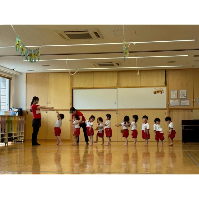 【運動会練習 はな組】
はな組さんも、運動会に向けて練習を頑張っていますよ🎌✨️

運動会が待ち遠しくて仕方がないはな組さん🌸
「運動会まだかな？」「早く運動会したい！」と楽しみにしていますよ🎶
運動会に向けて、整列やかけっこなど色々なことを頑張っています！
運動会当日を楽しみにしていてくださいね😊✨️

そして、運動会練習を頑張ったあとには、お部屋で楽しく遊んでいます！
はな組さんが大好きなペン知るタイムや、新聞紙遊び、積み木遊びなど毎日楽しく過ごしていますよ✨️✨️

#淡水幼稚園
#たんすいようちえん
#幼稚園
#保育園
#たんすい保育園
#たんすい和白保育園
#たんすいfamilia保育園
#tansui
#tansuiyouchien
#福岡市博多区
#fukuoka #kindergarten
#たんすいケアルーム
#病児病後児保育
#児童発達支援事業所
#たんすいWAY ルーム
#淡水さわら幼稚園
#はな組
#2歳児
#新聞紙遊び
#運動会練習
#かけっこ練習
#つみきあそび