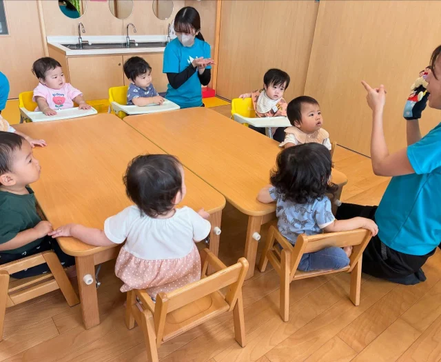 【ふたば組】
9月に入りましたが、まだまだ毎日暑いですね💦

ふたば組のお友だちは少しずつできることが増えてきて、手指を使った遊びや感触遊びなど、いろいろなことを楽しんでいますよ！

不思議な体験にびっくりしたり、自分で上手くできたときにはにっこり笑顔😊

これからもたくさん楽しい体験をしていきましょうね！
涼しくなってきたらお散歩にも出かけたいと思っています🍁

#淡水幼稚園
#たんすいようちえん
#幼稚園
#保育園
#たんすい保育園
#たんすい和白保育園
#たんすいfamilia保育園
#tansui
#tansuiyouchien
#福岡市博多区
#fukuoka
#kindergarten
#たんすいケアルーム
#病児病後児保育
#児童発達支援事業所
#たんすいWAYルーム
#ふたば組
#秋
#室内遊び
#0歳児
#製作
#手指遊び
#9月