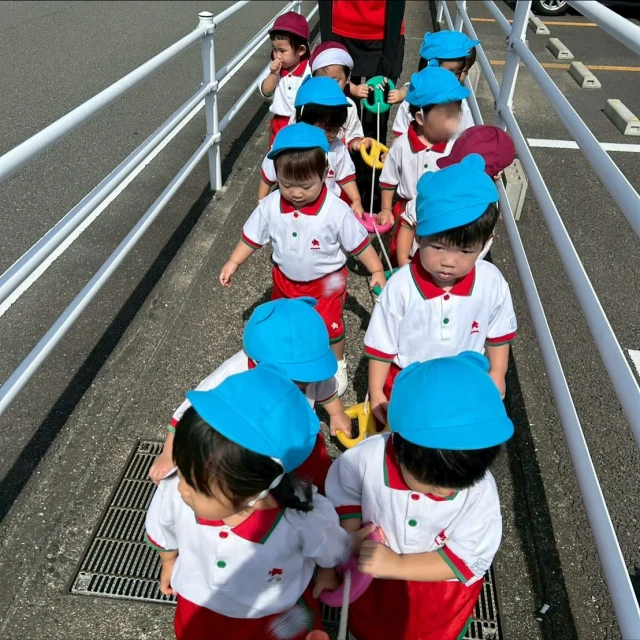 【つぼみ組】
段々と涼しくなりお外でも遊びやすい季節になってきましたね🍁
つぼみ組のお友達はみんなでお散歩ロープを握り幼稚園を目指してお散歩に出けました！

横断歩道を渡る時に手を上げて歩いている姿がとても可愛らしいですよ😆✨️

風邪を引かないように体を沢山動かして元気に過ごしましょうね🔥

#淡水幼稚園
#たんすいようちえん
#幼稚園
#保育園
#たんすい保育園
#たんすい和白保育園
#たんすいfamilia保育園
#tansui
#tansuiyouchien
#福岡市博多区
#fukuoka
#kindergarten
#たんすいケアルーム
#病児病後児保育
#児童発達支援事業所
#たんすいWAYルーム
#淡水さわら幼稚園
#つぼみ組
#1歳児