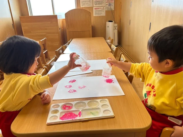 ハロータイムの『モーリス先生』に感謝のお手紙を書きましたよ🤗✨

みんなが大好きなモーリス先生❤️

数字や色 動物や体の部位など、たくさんの英語で楽しく教えてくれています🤭💕

モーリス先生のお手紙には、ペットボトルの裏にプチプチシート貼って絵の具をポンポン！

すると…可愛いお花さんが🏵️✨

モーリス先生、よろこでくれるかな？

楽しみだね🥰

#淡水幼稚園
#たんすいようちえん
#幼稚園
#保育園
#たんすい保育園
#たんすい和白保育園
#たんすい
#tansui
#tansuiyouchien
#福岡市博多区
#fukuoka
#kindergarten
#たんすいfamilia保育園
#familia
#ファミリア
#制作
#花スタンプ