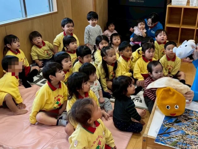 【もぐもぐDAY  全クラス】
今月のテーマはお米🌾
紙芝居とおこめくんを使って、お米の仕組みやお米が出来るまでの手間と自然の恵みについてお話しました💭
可愛いおこめくんに興味津々！👀✨
給食ではご飯を残さず綺麗に食べていましたよ🍚

#淡水幼稚園
#たんすいようちえん
#幼稚園
#保育園
#たんすい保育園
#たんすい和白保育園
#たんすい
#tansui
#tansuiyouchien
#福岡市博多区
#fukuoka
#kindergarten
#たんすいfamilia保育園 
#企業主導型保育園 
#たんすいケアルーム
#病児病後児保育
#児童発達支援事業所
#たんすいWAYルーム
#淡水さわら幼稚園
#もぐもぐDAY
#食育
#お米