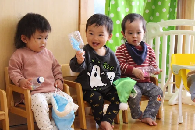 【発表会練習🎅🏻 ふたば組】
残り約1ヶ月で、発表会ですね➰🎶
ふたば組のお友だちは、本番に向けて毎日一生懸命練習していますよ🌟

初めは不思議な帽子に戸惑い、中々かぶることが出来ませんでしたが、今ではみんなお気に入りの衣装になっています🎀💗

他にも、マラカスを持ってリズムにのったり、実際にステージにのぼってみたり、楽しく練習していますよ🤗✨

そして、気分転換にお外遊びに行く日も増えています❕発表会当日まで、元気な体づくりをして、にこにこ笑顔で頑張りましょうね🔥⁡
⁡
#淡水幼稚園
#たんすいようちえん
#幼稚園
#保育園
#たんすい保育園
#たんすい和白保育園
#たんすいfamilia保育園
#tansui
#tansuiyouchien
#福岡市博多区
#fukuoka
#kindergarten
#たんすいケアルーム
#病児病後児保育
#児童発達支援事業所
#たんすいWAYルーム
#ふたば組
#0歳児
#発表会
#クリスマス
#サンタクロース
#サンタさん
#砂場遊び
#戸外遊び