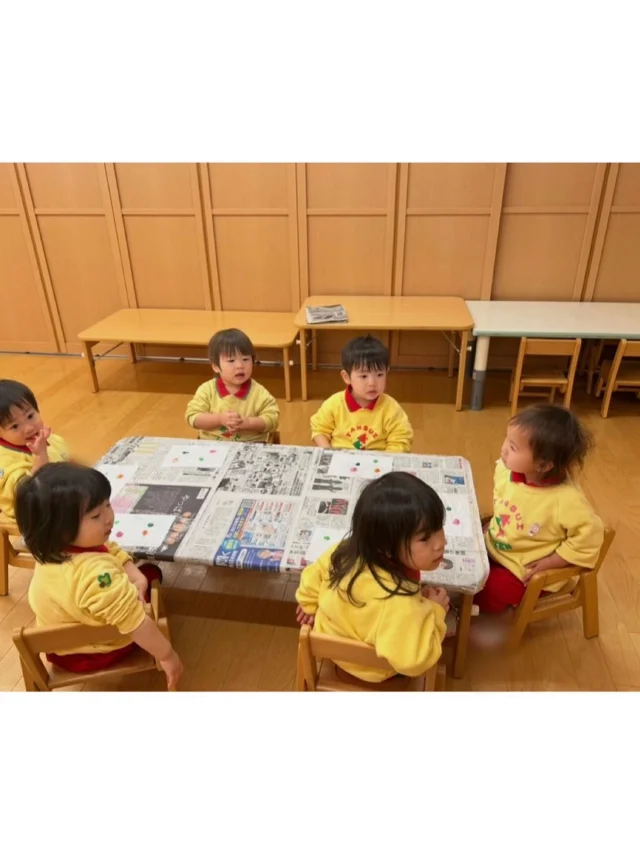 【主活動　つぼみ組】

今日はクリスマスイブですね🎄
先日、つぼみ組さんは絵の具遊びをしました🎨
ラップの上から絵の具を触り、「つめたいね」や「きれいだね」と
お友だちと会話をしながら楽しんでいました💓
そして、みんなが絵の具遊びをしたものは
クリスマスガーランドに変身しました✨

ほかにも、お外で少し難しい遊具に挑戦したり先生と一緒にボール遊びをしたりするなど楽しい毎日を過ごしています！

これからも先生やお友だちといろいろな
活動をしましょうね♪

#福岡市保育園
#保育園
#幼稚園
#1歳児保育
#絵の具遊び