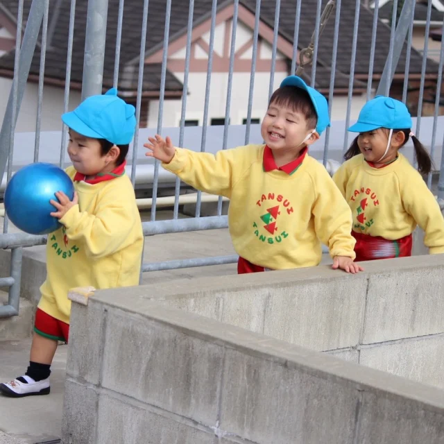 【つぼみ組】
急に肌寒くなり冬の冷たい風が吹き始めましたね🍃寒さに負けない子どもたちは元気いっぱいたくさん体を動かして楽しんでいますよ✨
室内でもお友だちと一緒にブロック積み上げたりボール遊びをしたり仲良くしてます☺️
今年も残り１ヶ月感染症にかからないように気をつけましょうね♩
#福岡市保育園
#保育園
#幼稚園