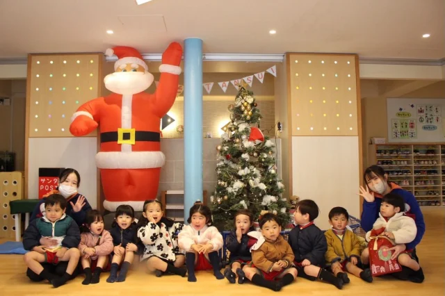 【はな組】

先日はな組さんは幼稚園のクリスマスパーティーに参加しましたよ🎶
幼稚園バスにも乗れて大満足な様子☺️
サンタクロースを見て、子どもたちにも笑顔が溢れていましたよ！
プレゼントも無事受け取ることができました🎁

#福岡市保育園
#保育園
#幼稚園