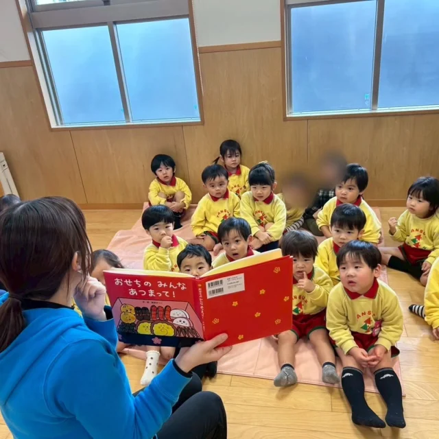 【もぐもぐDAY　ふたば、つぼみ、はな組】
今年もあと少しということで、お正月にちなんだ｢おせち料理｣の絵本読みを行いました。
おせち料理には、幸せを願う思いが込められ、ひとつひとつに意味があります。昔と今ではおせちの形も様々ですが、家族そろって仲良くおせち料理を食べて無事に一年が過ごせるといいですね。

#食育
#おせちのみんな集まって
#福岡市保育園
#保育園
#幼稚園