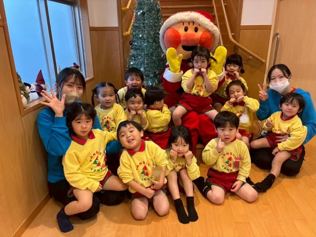 【はな組 主活動】
クリスマスも終わり、あっという間に今年も終わりますね🍃

はな組さんは「サンタさん来たよ！」「プレゼントもらったよ！」と嬉しそうに教えてくれましたよ🎅✨️
そして、なんとfamilia保育園にもサンタさんのお洋服を着たアンパンマンが遊びに来てくれました🎶

他にも、はな組さんはペン知るタイムで上手に色を塗ったり、今年最後の登園日には、いつも使っている椅子を綺麗にお掃除してくれたりしましたよ🧹🤍

来年も、元気なはな組さんに会えることを楽しみにしています😊❤️

#福岡市保育園
#保育園
#幼稚園
#2歳児保育
#色塗り