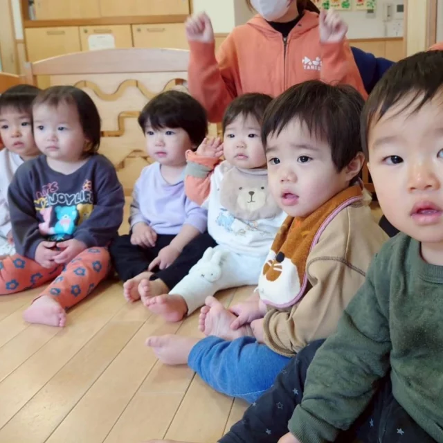 【ふたば組】

あけましておめでとうございます✨
新しい一年が始まりましたね！
新年も元気いっぱいに登園してくれたふたば組のおともだち🌱
先生たちは皆に会えるのを楽しみに待っていましたよ☺️
はーいのお返事が上手にできるようになったり、転ばずにしっかりと歩けるようになったり、一人ひとりできることがたくさん増えていてとても驚きました！
ふたば組も残り3ヶ月ですね…
一日一日を大切に笑顔で過ごし、楽しい思い出を一緒にたくさん作りましょうね✨

#福岡市保育園
#保育園
#幼稚園
#0歳児
#給食