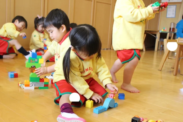 【つぼみ組】

新年があけ、
肌寒い日が続いていますが、
お部屋の中は元気いっぱい！

ブロック遊びが大好きな子どもたち✨
大きなお城やすべり台を作ったり、
お人形をすべらせてみたり。

お友だちと力を合わせて、
自分の背より高く積み上げて、
崩れる瞬間もなんだか楽しくて…
顔を見合わせて、にっこり☺️

ひなたぼっこや、電車ごっこ、
気がつけば仲良く体を寄せ合って遊ぶ姿を、
よく目にするようになりました🤭

今年も、たくさん遊びましょうね♩

#福岡市保育園
#幼稚園
#保育園
#1歳児クラス