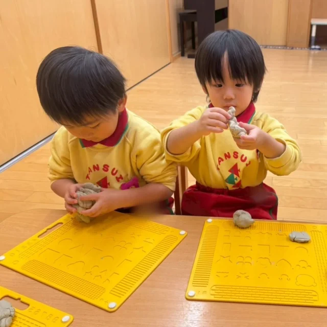 【はな組】

年も明け、寒い日が続きますね。 寒い日も元気にお外に行きたいところですが........ 室内でも思い切り体を動かしたり、集中して手先を使ったりと楽しく冬を過ごしていますよ!

#福岡市保育園
#幼稚園
#保育園
#2歳児クラス
#室内遊び