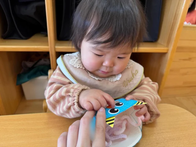 【製作活動 ふたば組】

今回は、ふたば組さんの製作の様子を紹介しますよ🎨✂️
製作が大好きなお友だちは、先日シール貼りやなぐり描きを楽しみました！‪🫶🏻
もう少しで節分ですね！豆まきに向けて豆箱を作り、気合十分なようです。。。👹🥜
お部屋の隅によく隠れてるけど、鬼から逃げる練習でもしてるのかな？？💨

他にも、凧を作ったり絵馬を作ったり、1月ならではの製作を行いましたよ🌟🎍

集中力がどんどん身につき、椅子に座って行う活動も楽しむことが出来るようになりましたね🎶✨️
進級に向けてまだまだ出来ることを増やしていきましょうね🌸💖
⁡
⁡
 #福岡市保育園
 #保育園 
 #幼稚園
 #製作活動
 #節分制作