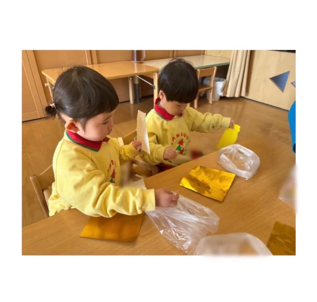 【製作活動　つぼみ組】

つぼみ組さんは製作が大好きですよ🫶
豆まきに向けて、折り紙をちぎったりクレヨンで
鬼の角を描いたりしましたよ🖍️

他にも粘土遊びやフィンガーペインティングでは
「おかおをつくったよ」や「アイスができたよ」などと指先を使って様々なものを表現していましたよ🎨

そして、製作を楽しんだ後にはホールで
思い切り体を動かしました！

まだまだ、寒い日が続きますがたくさん遊んで
楽しい毎日を過ごしましょうね☃️

#福岡市保育園
#保育園
#幼稚園
#1歳児保育
#絵の具遊び