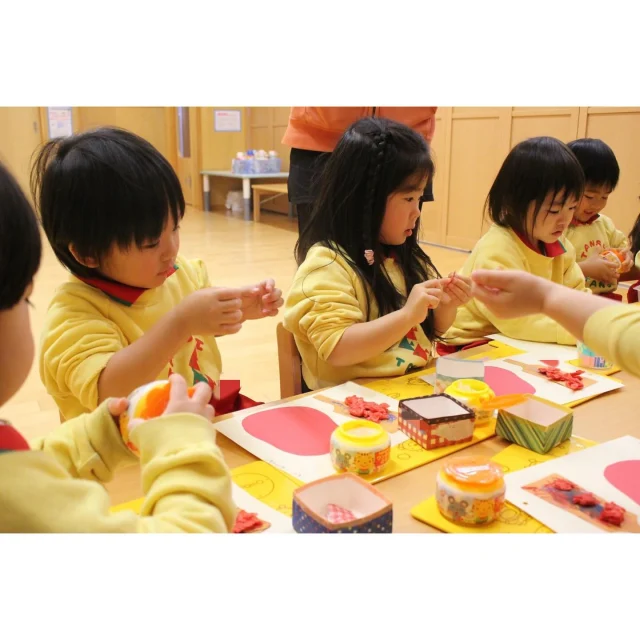 【製作活動 はな組】
「製作するよ〜！」と言うと「やったー！」と、嬉しそうにしてくれるはな組さん🌟✨
のりやはさみ、クレヨンを使った製作も上手に出来るようになりましたよ🖍✂️ 

そんなはな組さんは、製作の他にも、お絵描きやABCタイムをしたり、お外で元気よく遊んだり、遠足に行ったり🚌☀️
毎日楽しく過ごしていますよ🎶💕

#福岡市保育園
#保育園
#幼稚園
#2歳児保育
#遠足