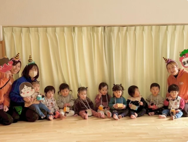 【ふたば組】
先日の節分では、鬼さんは怖かったけれど、豆まきを頑張ったふたば組さんです👹

もうすぐ参観ですね！
朝の挨拶や手遊びが上手になってきたので、かわいい姿をお見せできたらなと思います✨

#福岡市保育園
#保育園
#幼稚園
#0歳児クラス
#節分