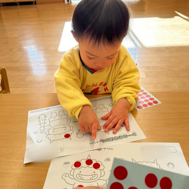 【つぼみ】

またまだ寒い時期が続いておりますがつぼみ組は元気にお友達や先生と楽しく過ごしています👀
シール貼りでは、台紙から上手にシールを剥がしたり「ここに貼るの？」と会話をしながら貼ったりして楽しみました✨
また、豆まきの時には「先生みて~」と嬉しそうにかわいい豆箱を見せてくれましたよ👹
⁡
#福岡市保育園
#保育園
#幼稚園
#節分
#シール貼り