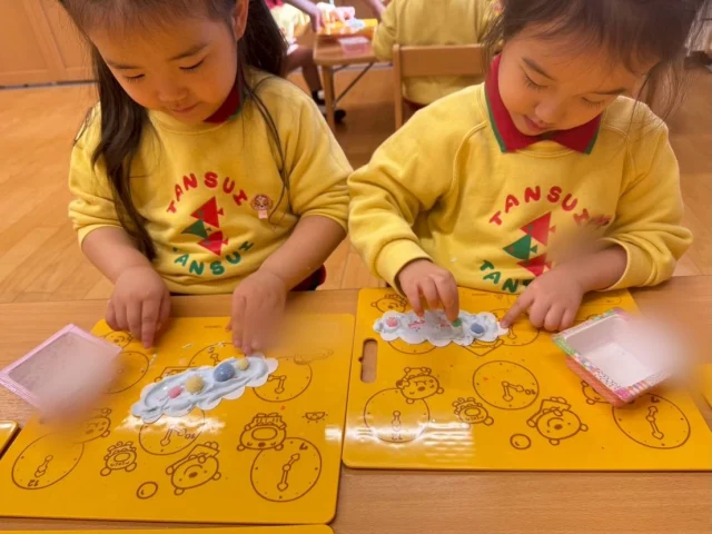 【はな組】

2月3日は豆まきがありましたね🫘
どんな色の鬼が来るのかお友達と話しながら、鬼としっかり戦うためにかっこいいお面を製作しましたよ👹

当日は鬼の迫力に泣きながらもしっかりと豆を投げることができ、無事退治することができてはな組さんも安心していましたよ😮‍💨

＃福岡市保育園
＃保育園
#幼稚園
#鬼のお面
#節分