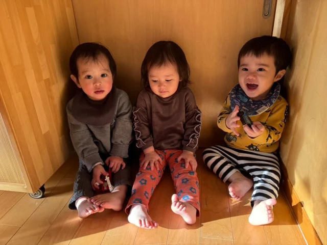 【進級に向けて ふたば組】
さあいよいよ残り1ヶ月程で進級ですね🌟
お友だちは今、つぼみ組に向けて日々頑張っていますよ❕
食事の前には自分で手を洗ったり🫧スプーンやフォークを使って自分でご飯を食べたり🍴🥗他にもお散歩ロープやシール貼りにも挑戦しています👟✨

友だちと遊ぶ心地良さを理解し始めてきたふたば組さんは、毎日一緒に遊ぶことを楽しんでいます！！☀️
残り少ないですが、元気いっぱい沢山の思い出を作っていきましょうね💖⁡
⁡
#福岡市保育園
#保育園
#幼稚園⁡
#進級に向けて
#新学期