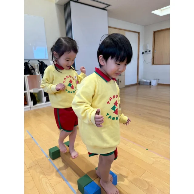 【進級に向けて はな組】 
保育参観も終わり、いよいよ進級が近づいてきましたね🌷🌸
はな組さんは、進級に向けて色々なことを頑張っていますよ💪

週に1度の幼稚園体験では、幼稚園のお友だちや先生と一緒にチャレンジングタイムやペン知るタイム、粘土遊びなど楽しいことをたくさんしていますよ🪄♡

そして、お箸の練習やサーキットなども進級に向けて頑張っています！☺️💕

はな組さんと過ごすのも残り1ヶ月となりましたが、これからも先生やお友だちと楽しく過ごしましょうね🎶

#福岡市保育園
#保育園
#幼稚園
#2歳児保育
#お箸練習