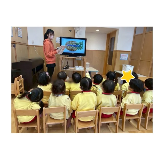 【進級に向けて　つぼみ組】

いよいよ、3月になりますね🌷
つぼみ組さんは憧れのはな組さんに向けて
色々な事をがんばっていますよ🫶
お友だちと手を繋いでお散歩に出かけたり、
ABCタイムなどのカリキュラムに取り組んだりしています！
そして他にも、自分で靴を履いたり、カバンを背負って
お部屋に行ったりしていますよ✨
残り１ヶ月も先生やお友だちと一緒に
楽しい思い出を作りましょう🌈

#福岡市保育園
#保育園
#幼稚園
#1歳児保育
#戸外遊び