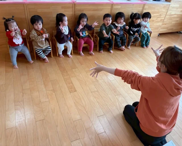 【ふたば組】
朝の会でアンパンマン体操を踊ったり、
おままごとしたり、
クレヨンを使って塗り絵をしたり、
いつも全力でがんばっているふたば組さんです。

進級まで元気に過ごしていきたいと思います⭐

♯福岡市保育園
♯保育園
♯幼稚園
♯０歳児保育
♯おままごと遊び