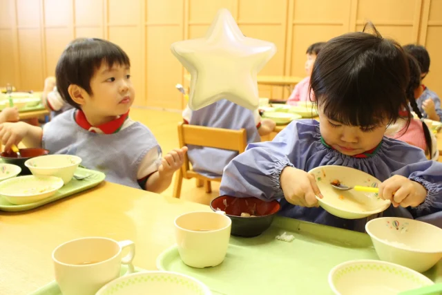 【つぼみ組】

もうすぐ進級のつぼみぐみさん。
毎日いろいろな場面で、
かわいい成長を見せてくれています🌷

給食の時間には、
ニコニコしながらもぐもぐ。
よーく見ると…
小さなにんじんがひと粒。
（見えますか…？！）

スプーンを上手に使って、
器用にすくって食べていました。
小さな一粒も「食べよう」とする姿に、
思わずほっこりしました🥕

お迎え待ちの時間は、
それぞれ好きなおもちゃで
遊びながら過ごしています。
それでも気がつくと、
つぼみさん同士で集まって遊んでいたり、
1人が動くとついていったり…😊
自然と一緒に遊ぶ姿が、
とても微笑ましいです。

先生とおままごとをしながら、
「キウイ」を「きゅうり」と言う
かわいらしいやりとりも。
まだまだ愛らしい言葉や姿に、
思わず笑顔になります。

もうすぐ進級。
このかわいらしい姿も、
きっと今だけ。
あっという間に
お兄さんお姉さんになっていくんですね🌸

今だけのかわいい姿、見逃し厳禁です☺️

#福岡市保育園
#保育園
#幼稚園
#1歳児